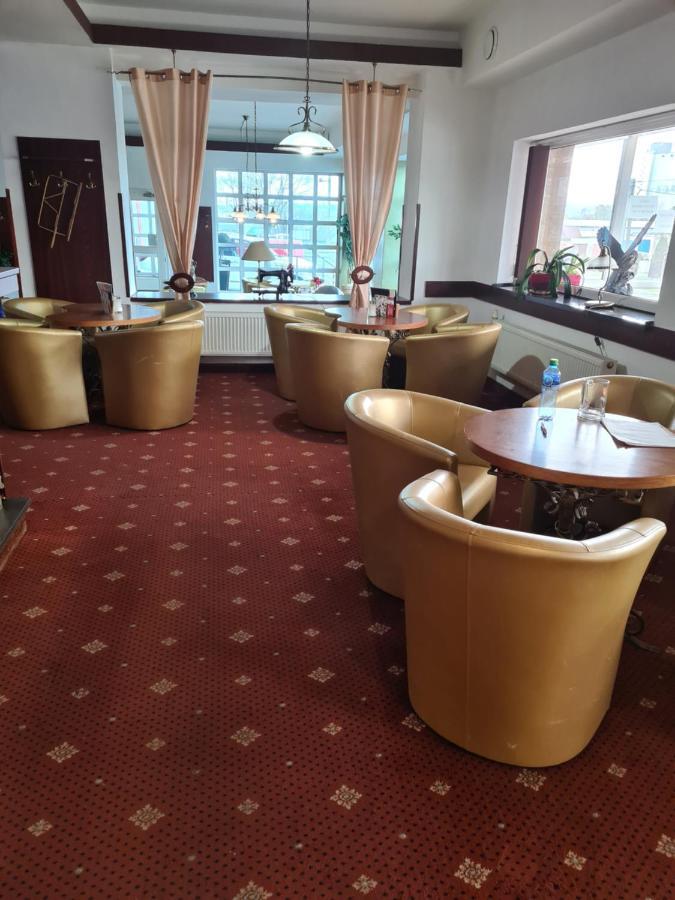 Hotel Montenegro Bruntal Bagian luar foto