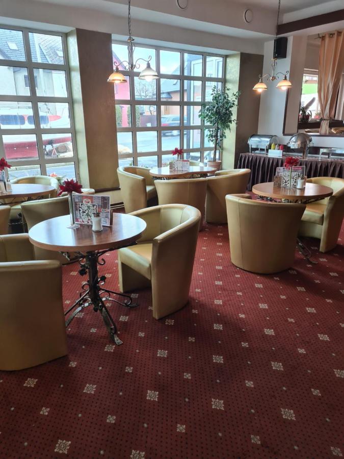 Hotel Montenegro Bruntal Bagian luar foto