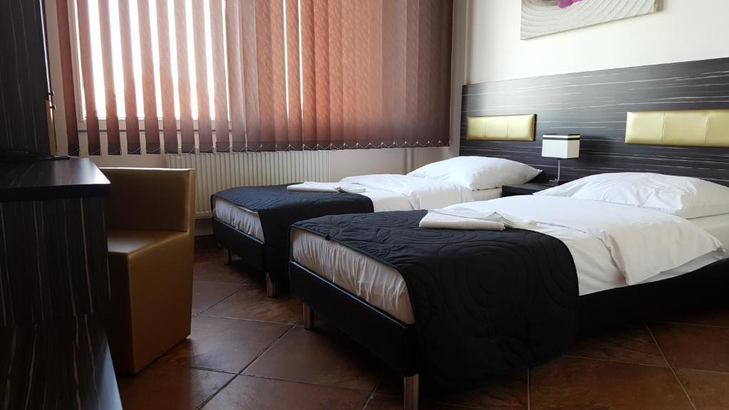 Hotel Montenegro Bruntal Bagian luar foto