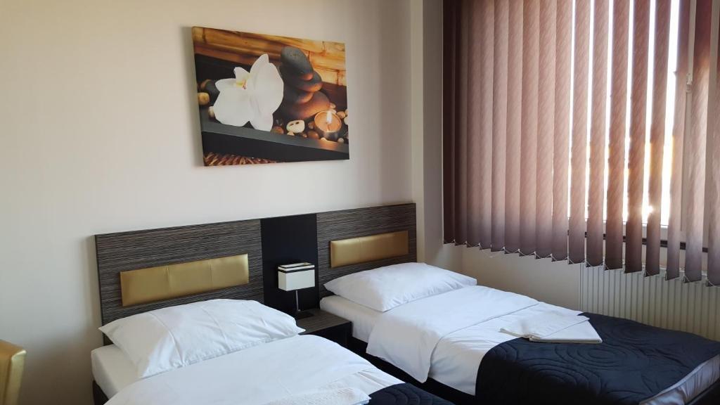 Hotel Montenegro Bruntal Bagian luar foto